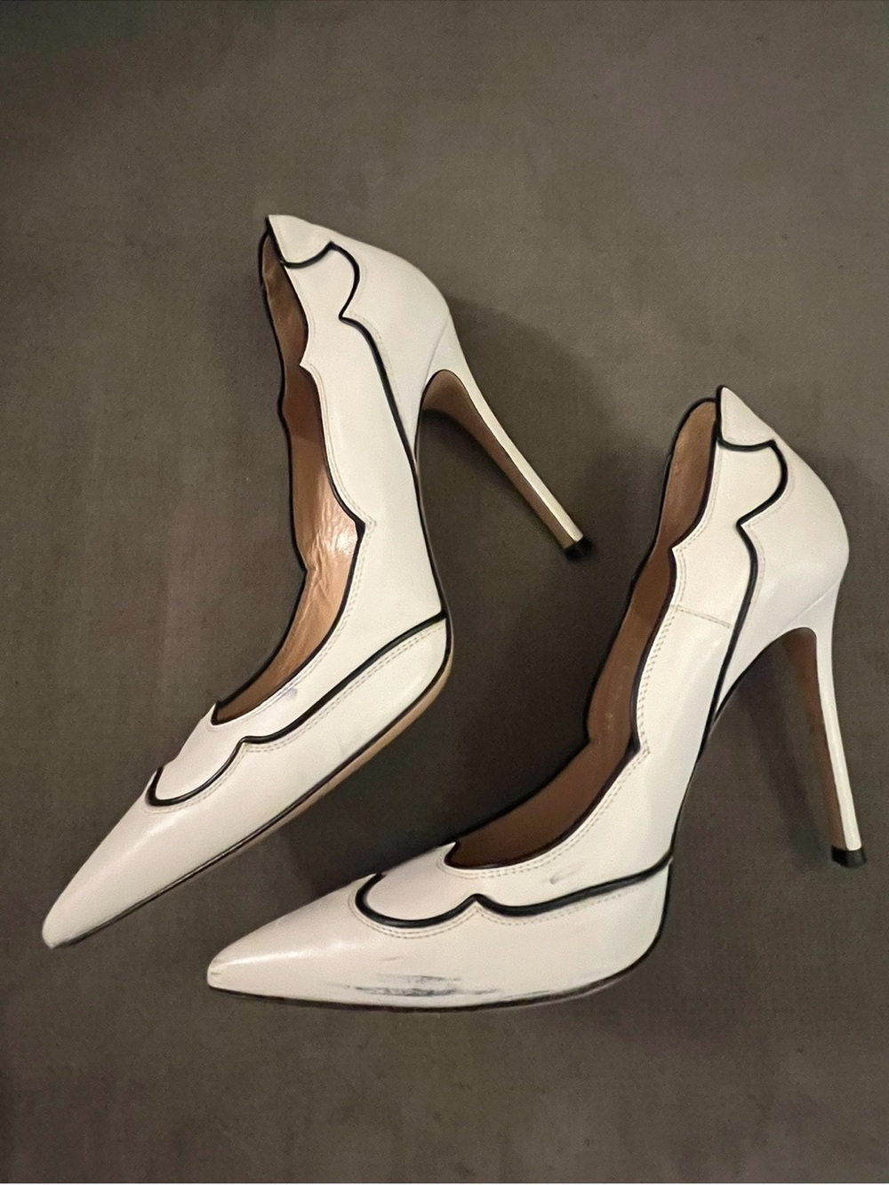 GIANVITO ROSSI Lucille White Scalloped Leather Pointed Toe Pumps Heels Size 38 - Picture 14 of 16